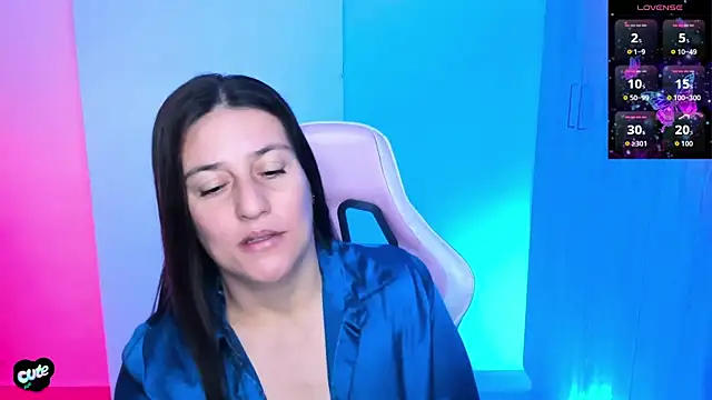 Snapshot of Saskyaa chatting on 11.16.25 Saskyaa online show from 11.16.25