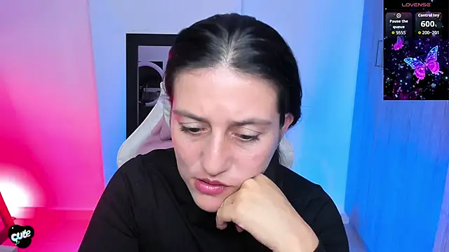 Snapshot of Saskyaa chatting on 11.27.25 Saskyaa online show from 11.27.25