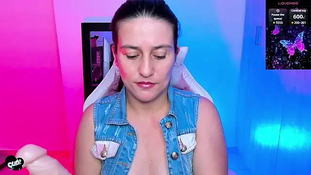 Snapshot of Saskyaa chatting on 11.30.25 Saskyaa online show from 11.30.25