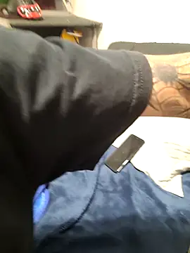 Snapshot of LongDickZee562 chatting on 10.19.25 LongDickZee562 online show from 10.19.25