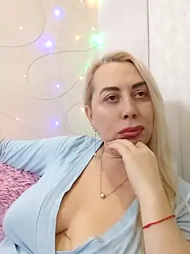 Snapshot of HotJanet chatting on 01.09.25 HotJanet online show from 01.09.25