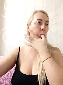 Snapshot of HotJanet chatting on 01.12.25 HotJanet online show from 01.12.25