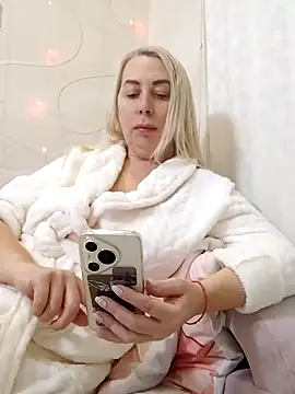 Snapshot of HotJanet chatting on 01.21.25 HotJanet online show from 01.21.25