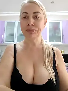 Snapshot of HotJanet chatting on 02.02.25 HotJanet online show from 02.02.25