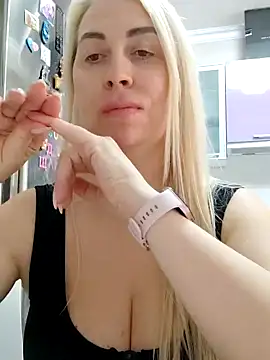 Snapshot of HotJanet chatting on 03.17.25 HotJanet online show from 03.17.25