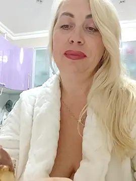 Snapshot of HotJanet chatting on 10.24.25 HotJanet online show from 10.24.25