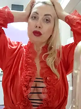 Snapshot of HotJanet chatting on 10.26.25 HotJanet online show from 10.26.25