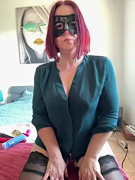 Snapshot of la_petite_prunette69 chatting on 04.17.26 la petite prunette69 online show from 04.17.26
