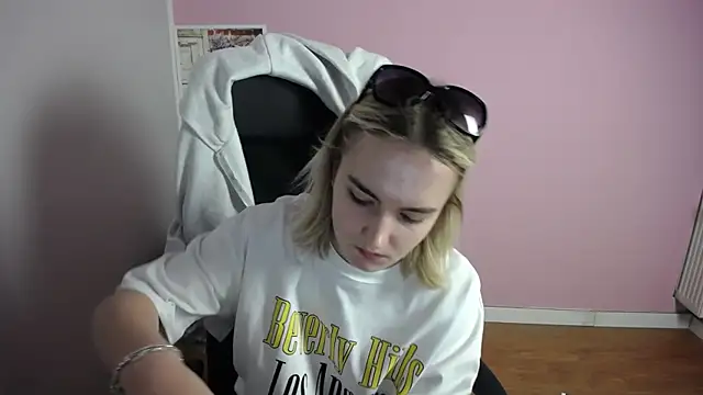 Snapshot of viktoria_lovely chatting on 05.20.26 viktoria lovely online show from 05.20.26