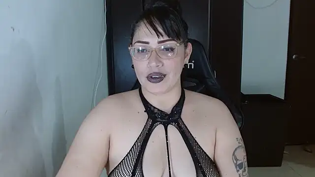 Snapshot of natashasmithe chatting on 12.20.25 natashasmithe online show from 12.20.25