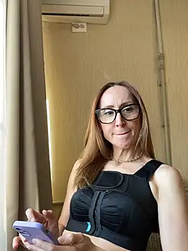 Snapshot of LauraDavis chatting on 04.10.26 LauraDavis online show from 04.10.26
