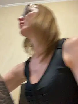 Snapshot of LauraDavis chatting on 04.25.26 LauraDavis online show from 04.25.26