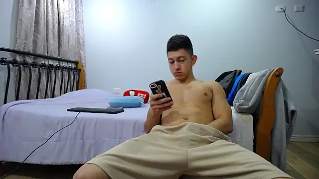 Snapshot of Iam_yourbabyprincess_XD chatting on 02.11.25 Iam yourbabyprincess XD online show from 02.11.25