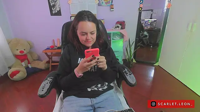 Scarletleon77 online show from 03.19.25