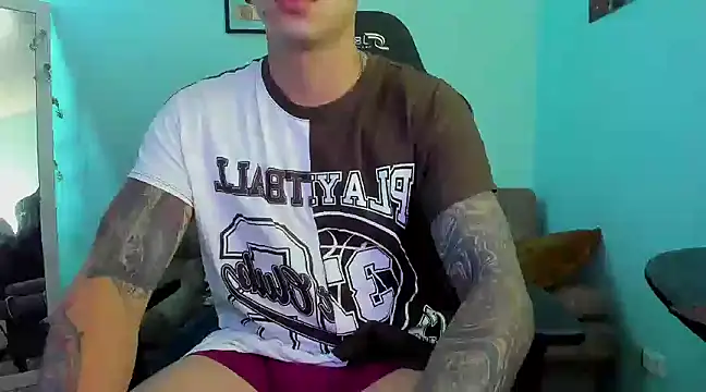 Snapshot of E_Moon chatting on 01.01.25 E Moon online show from 01.01.25