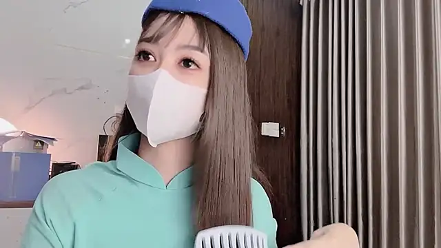 Snapshot of Mono-Stewardesss chatting on 10.19.25 Mono-Stewardesss online show from 10.19.25