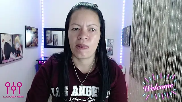 Snapshot of Cristal_w chatting on 10.09.25 Cristal w online show from 10.09.25