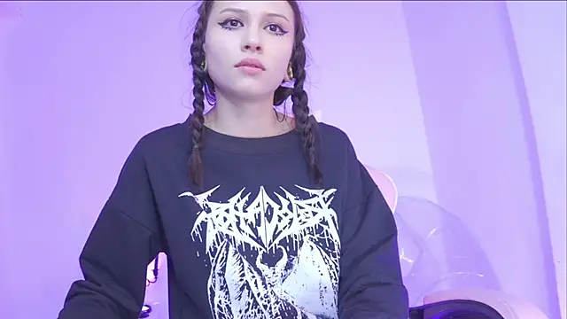 Snapshot of Stryxcy chatting on 12.17.24 Stryxcy online show from 12.17.24