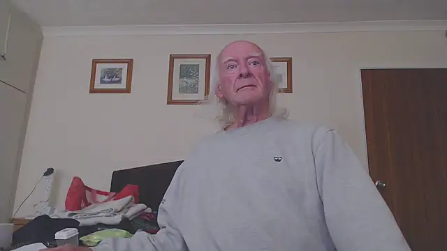 Snapshot of WaverlyKernow chatting on 10.04.25 WaverlyKernow online show from 10.04.25