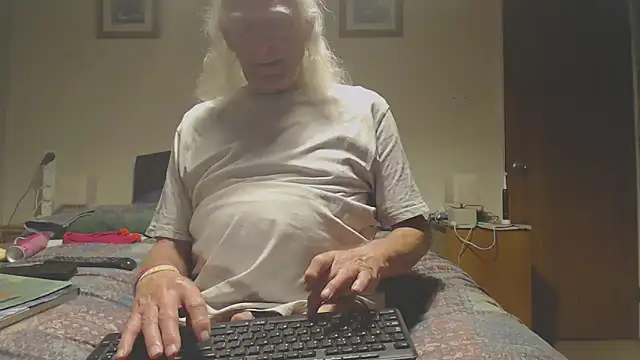 Snapshot of WaverlyKernow chatting on 04.24.26 WaverlyKernow online show from 04.24.26
