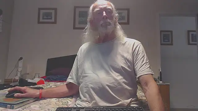 Snapshot of WaverlyKernow chatting on 05.24.26 WaverlyKernow online show from 05.24.26