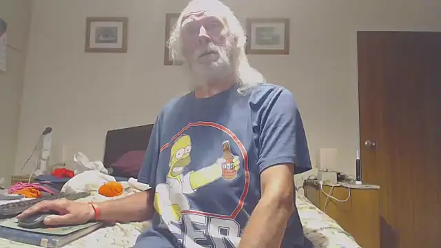 Snapshot of WaverlyKernow chatting on 06.01.26 WaverlyKernow online show from 06.01.26