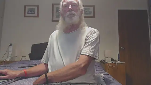 Snapshot of WaverlyKernow chatting on 06.18.26 WaverlyKernow online show from 06.18.26