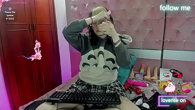 Snapshot of neeko_princes chatting on 12.17.25 neeko princes online show from 12.17.25