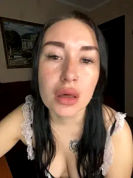 Snapshot of Roxana_Bell chatting on 10.29.25 Roxana Bell online show from 10.29.25