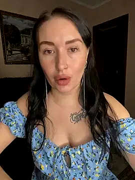 Snapshot of Roxana_Bell chatting on 11.15.25 Roxana Bell online show from 11.15.25