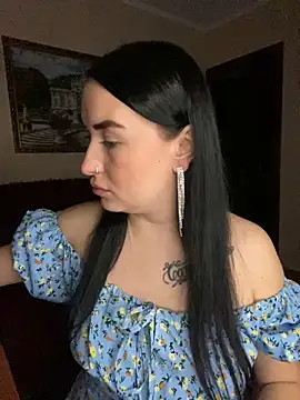 Snapshot of Roxana_Bell chatting on 11.19.25 Roxana Bell online show from 11.19.25