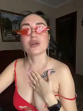 Snapshot of Roxana_Bell chatting on 11.21.25 Roxana Bell online show from 11.21.25