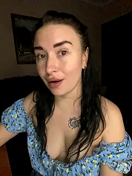 Snapshot of Roxana_Bell chatting on 11.25.25 Roxana Bell online show from 11.25.25