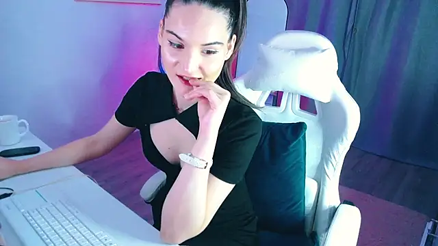 Snapshot of AmbraEnms chatting on 03.22.25 AmbraEnms online show from 03.22.25