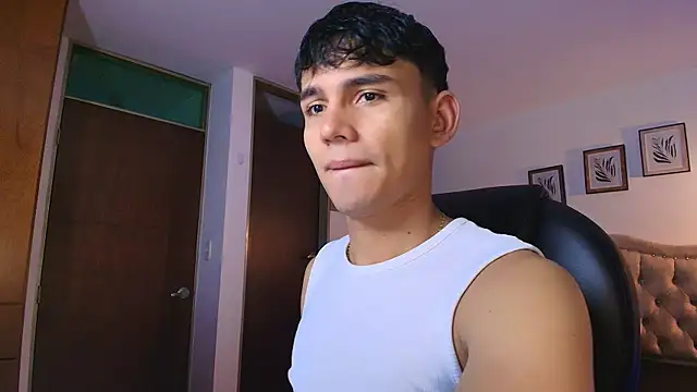 Snapshot of EstebanPerez_ chatting on 10.22.25 EstebanPerez online show from 10.22.25