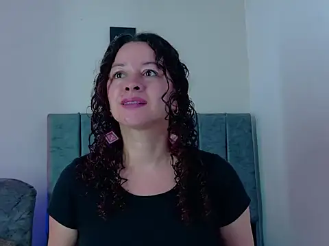 Snapshot of ArtesanaMK chatting on 04.19.26 ArtesanaMK online show from 04.19.26