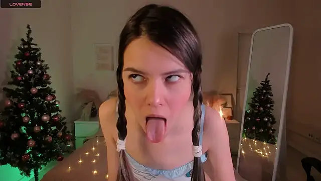 Snapshot of Lil_Amelie chatting on 12.19.24 Lil Amelie online show from 12.19.24