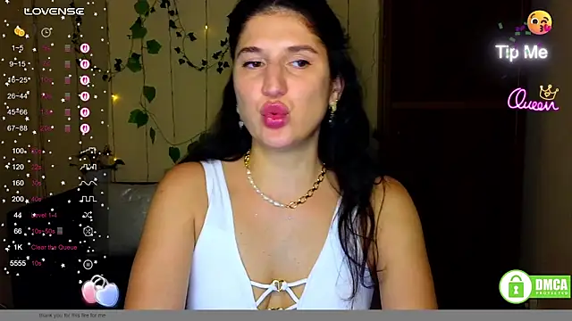 Snapshot of Alianna_Solo_Kisses chatting on 05.21.26 Alianna Solo Kisses online show from 05.21.26