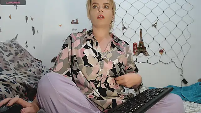 Snapshot of hotmilf4uxxx chatting on 10.02.25 hotmilf4uxxx online show from 10.02.25