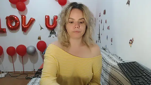 Snapshot of hotmilf4uxxx chatting on 04.06.26 hotmilf4uxxx online show from 04.06.26