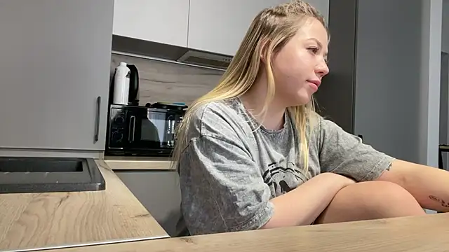 Embersweetbunny online show from 11.18.25