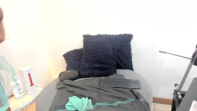 Lizzie Williams  online show from 11.26.25