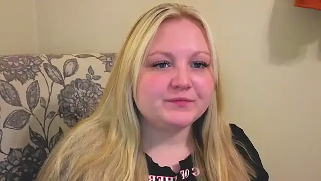 Snapshot of PhatAssBlond chatting on 04.24.26 PhatAssBlond online show from 04.24.26