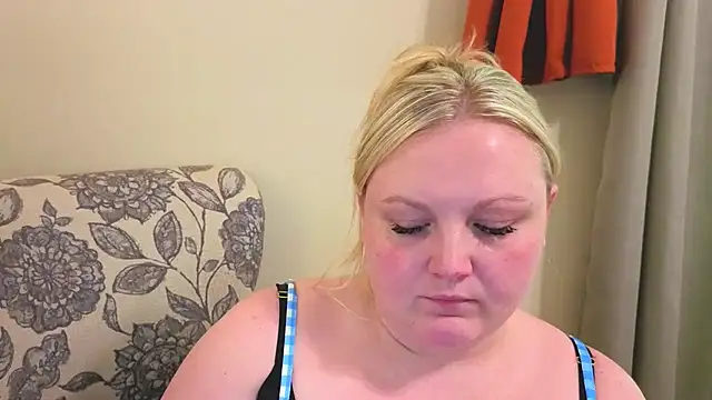 Snapshot of PhatAssBlond chatting on 04.29.26 PhatAssBlond online show from 04.29.26