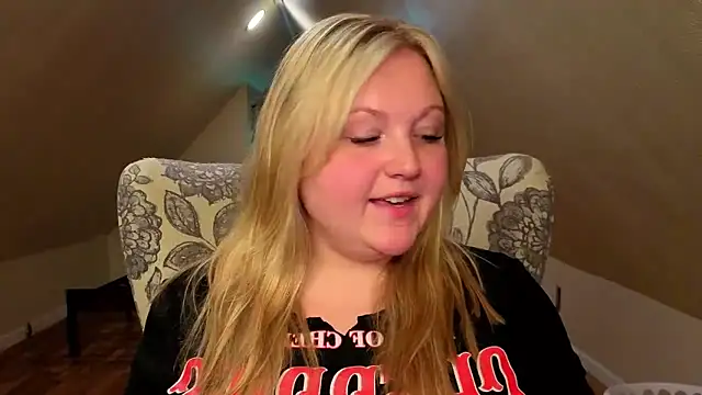 Snapshot of PhatAssBlond chatting on 05.12.26 PhatAssBlond online show from 05.12.26