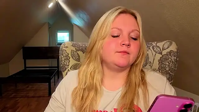 Snapshot of PhatAssBlond chatting on 05.16.26 PhatAssBlond online show from 05.16.26
