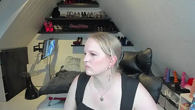 Snapshot of caro_kitten chatting on 04.13.26 caro kitten online show from 04.13.26