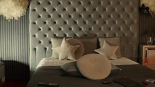 Snapshot of AmelyNoir chatting on 02.24.25 AmelyNoir online show from 02.24.25