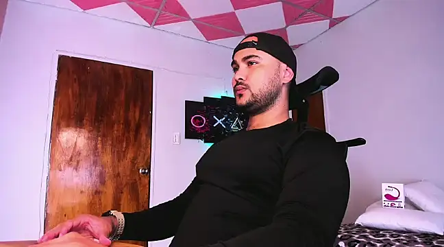 Snapshot of Sebas-hott chatting on 12.12.24 Sebas-hott online show from 12.12.24