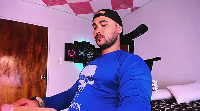 Snapshot of Sebas-hott chatting on 12.14.24 Sebas-hott online show from 12.14.24